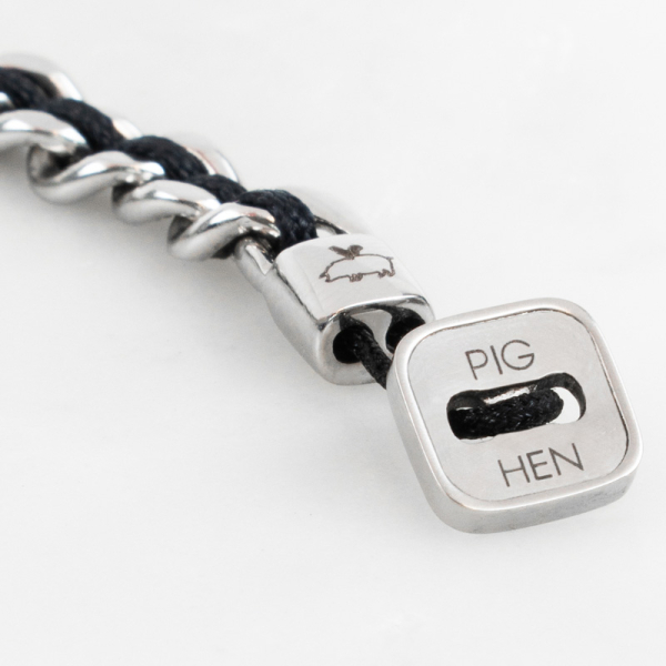 Pig& Hen, bracelet Catena Curb, navy-silver, braided nylon, closure button, front, navy | silver, detail button closure